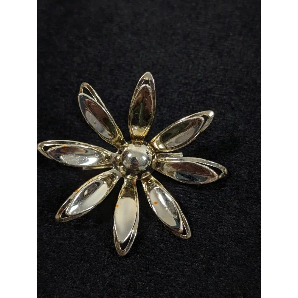 Vintage Gold Tone Daisy‎ Flower Brooch Mod MCM Classic Retro Pin 3D